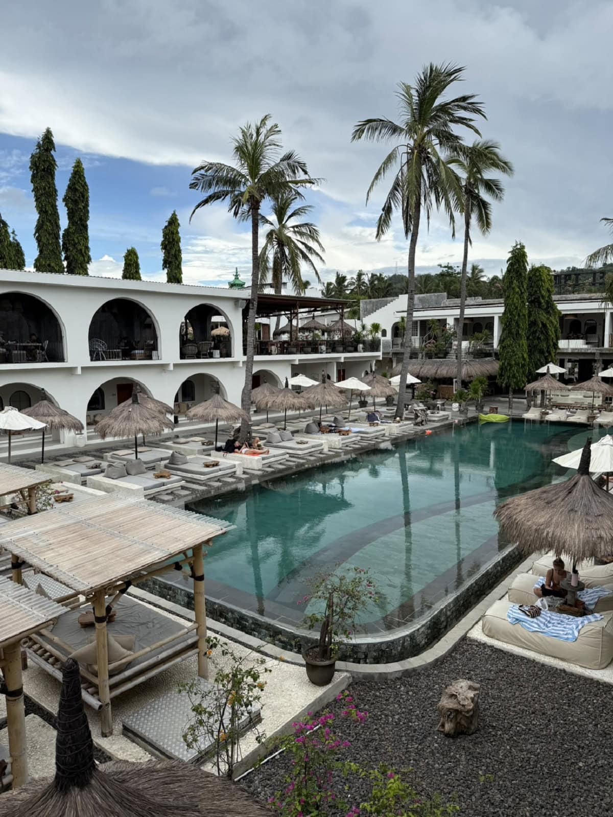 メインストリートに直結しているのにアーチをくぐった先は大人のリゾート『El Tropico Hotel Kuta Lombok』