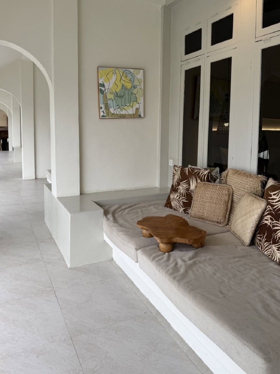 部屋の外にあるデイベッド。コンセントもあるから携帯片手に沈没していました笑