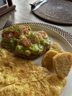 ホテルの朝食で食べたアボガドトーストが最高に美味しかった！