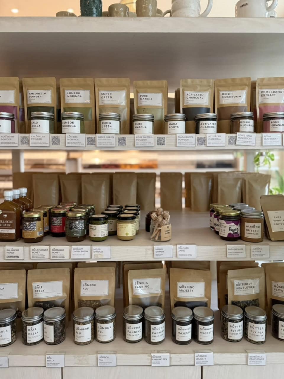 スーパーフードやお茶もジャータイプから袋の詰め替えまで。お土産にもいい感じ。