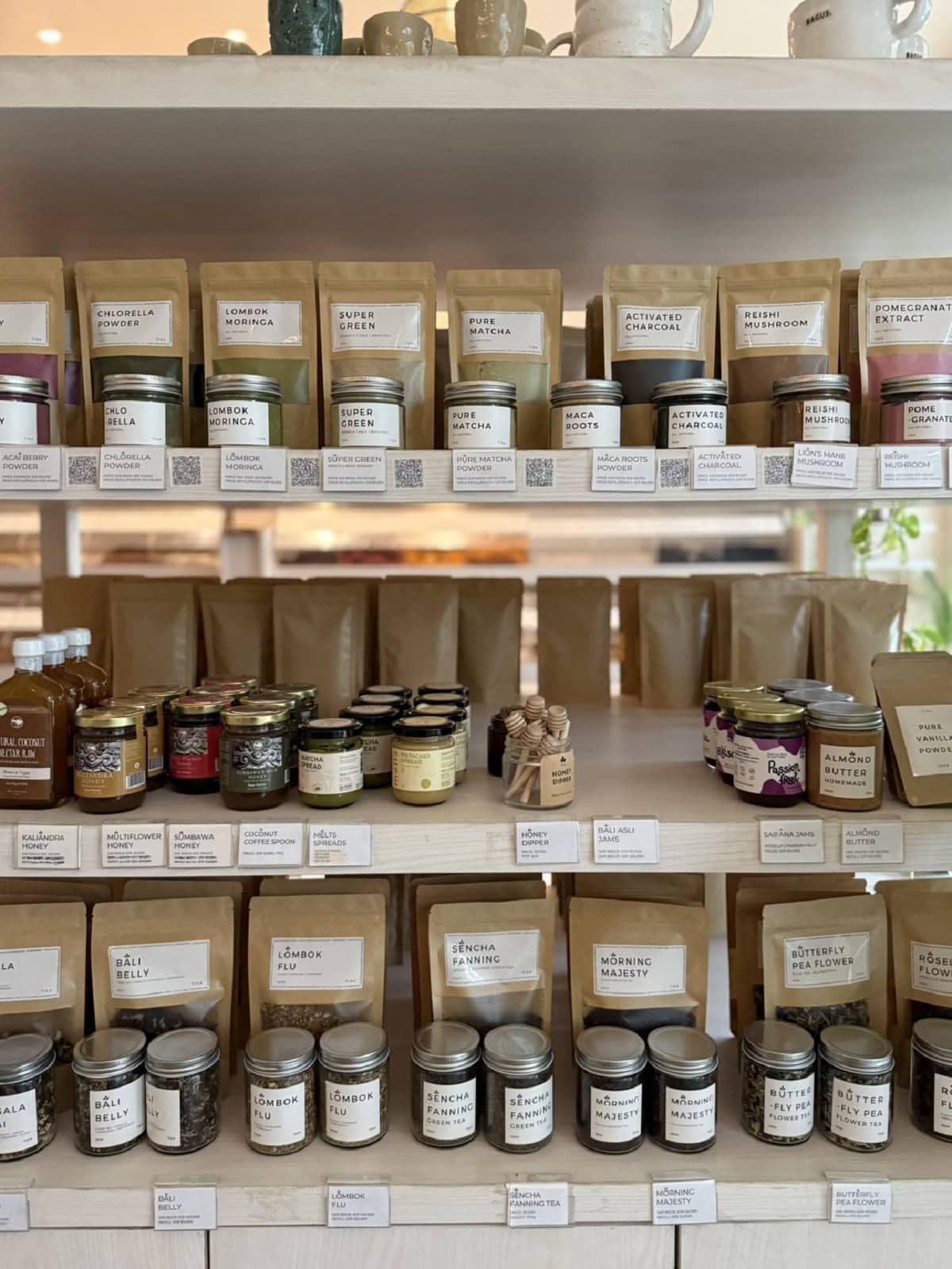 スーパーフードやお茶もジャータイプから袋の詰め替えまで。お土産にもいい感じ。