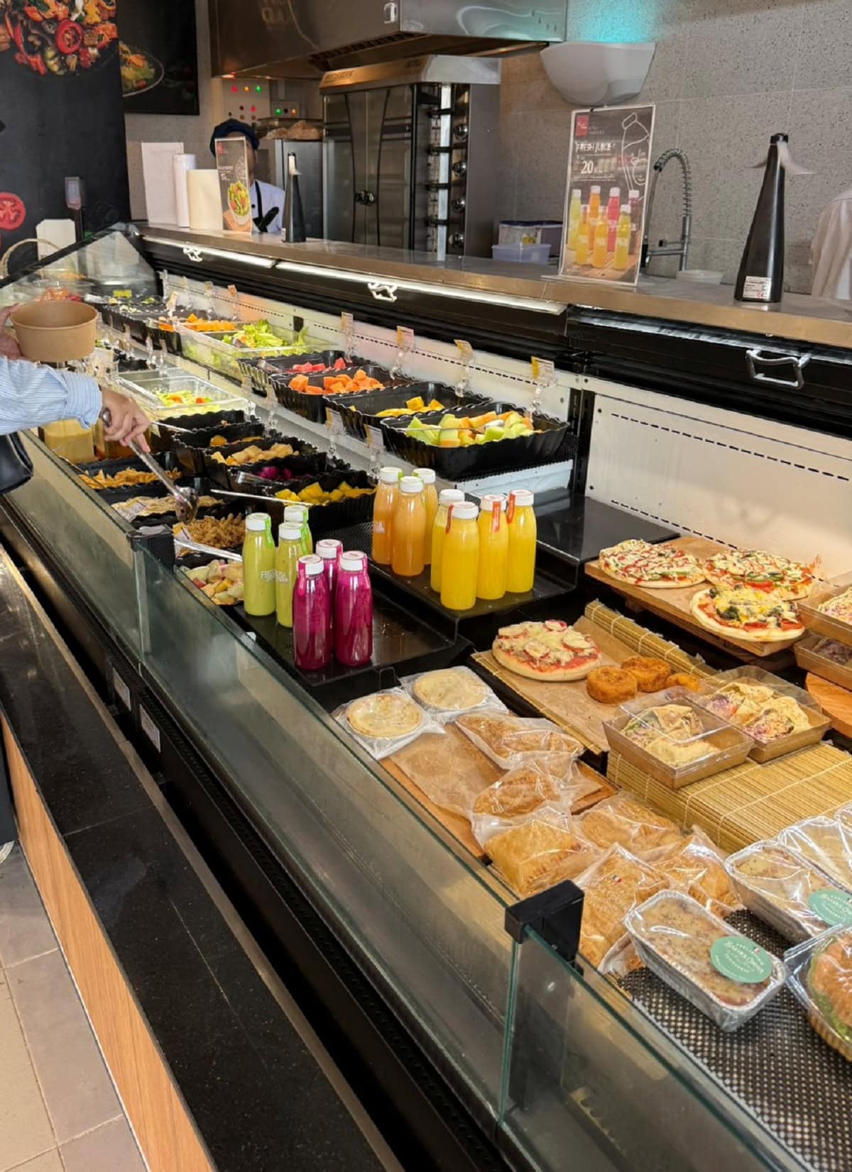 小腹がすいたときに利用していた外国人向けスーパー『Pepit Market』のデリコーナー。一人旅の強い味方でした！