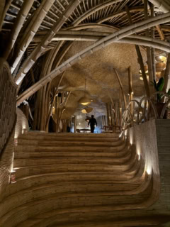 階段まで竹でだきた『Milky Wave Lombok』幻想的で素敵なレストラン