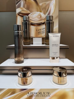 最高峰アプソリュシリーズ。もちろんローションもクリームも最高の塗り心地でした!