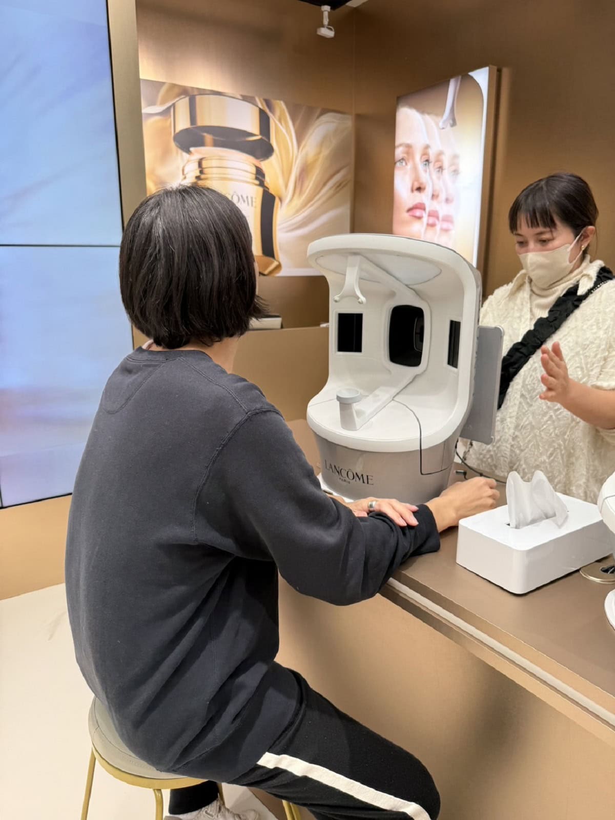 まずは肌診断の機械で今の自分の肌状態を。この後、紫外線対策の大切さを知る未来の自分の肌を見る事ができます。