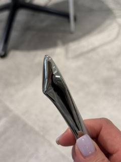 ③カッサは人間工学に基づいた親指のような形状でフェイスラインにフィットしやすい