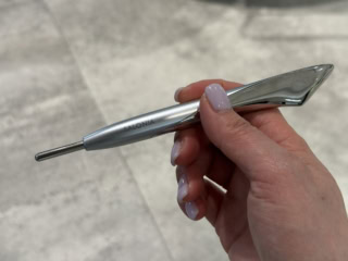 ①鉛筆をもつように握る