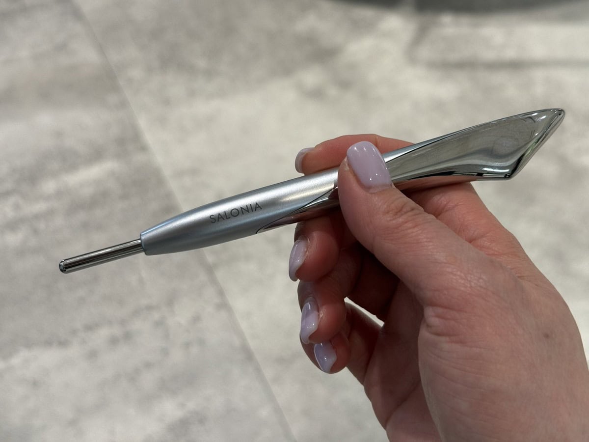 ①鉛筆をもつように握る