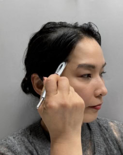 ④カッサでこめかみを刺激