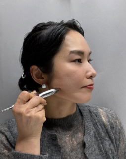 ⑤カッサでフェイスラインを流すように刺激