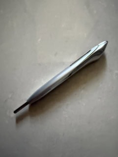 手軽さが嬉しいペン型美顔器 サロニア フェイスカレントポインター ¥13,200(I-ne)※3月2日店頭発売、3月3日公式オンラインストア、ECモールにて発売