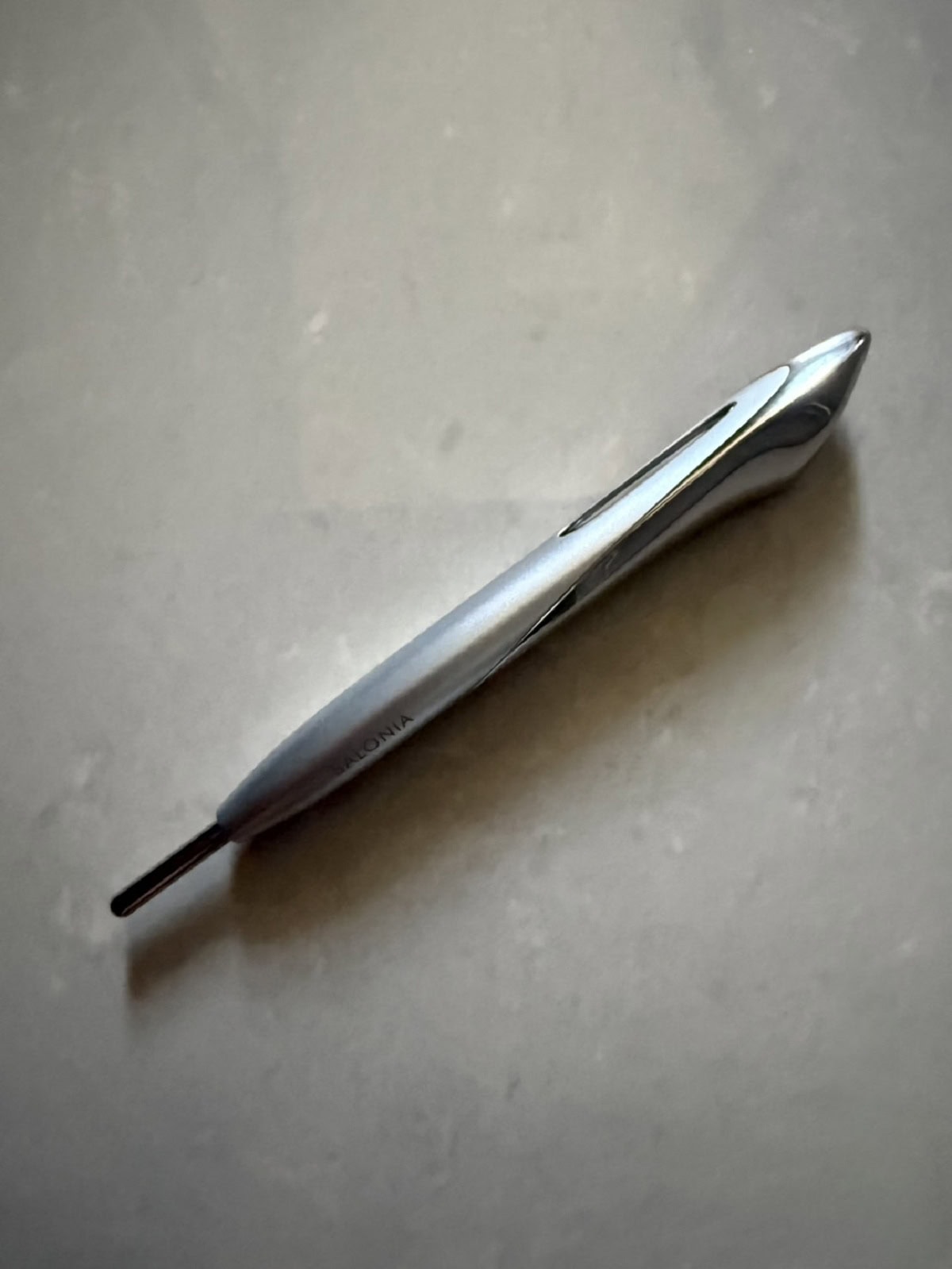 手軽さが嬉しいペン型美顔器 サロニア フェイスカレントポインター ￥13,200（I-ne）※3月2日店頭発売、3月3日公式オンラインストア、ECモールにて発売