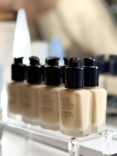 ダブル ウェア ステイ イン プレイス メークアップN SPF10/PA++ 30mL 全12色 ¥7,590(エスティ ローダー)