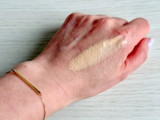 テクスチャーはこれまで以上になめらか。のびもよく「つけてます感」がほぼない感じ。