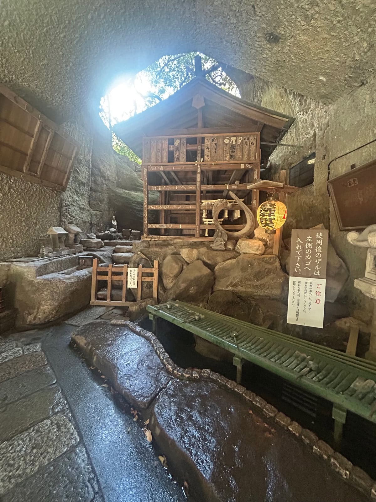 境内の洞窟から湧き出る『銭洗水』