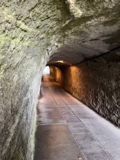 銭洗弁財天宇賀福神社の入り口は岩のトンネルになっています