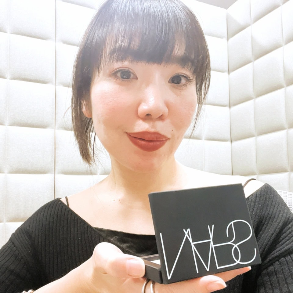 「付属のパフではなく、ブラシでふんわりつけるのにハマっています。より自然に仕上がるので、おすすめです！」