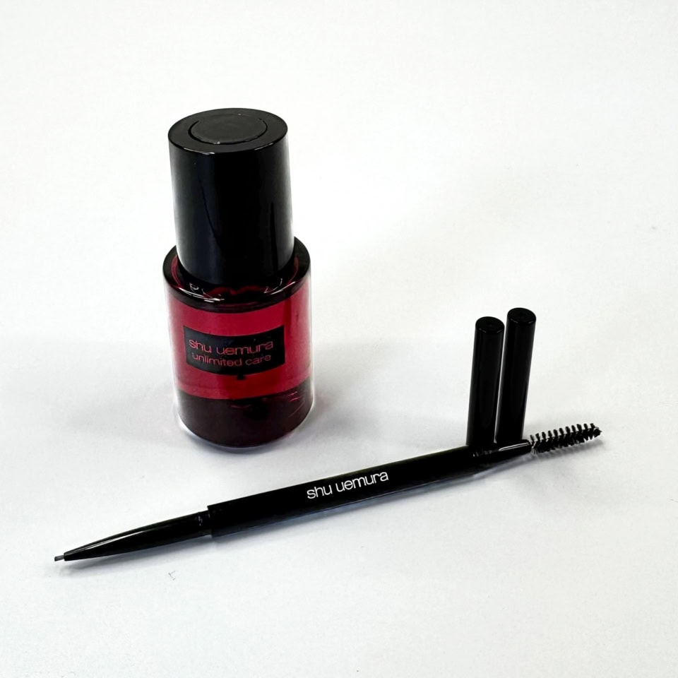 （右）シュウ ウエムラ　ニードル ブロー、（左）同　ビューティ オイル ドロップス