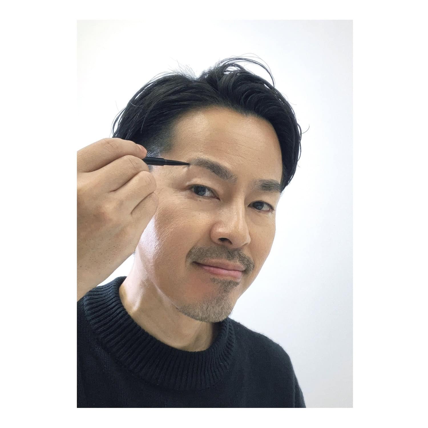 「眉の隙間の密度を調整するように、眉の毛流れに沿って描くのがポイント。“ニードル ブロー”の極細の芯なら、リアルな眉毛を再現できます。最後に、反対側のスクリューブラシでなじませれば自然な仕上がりに」