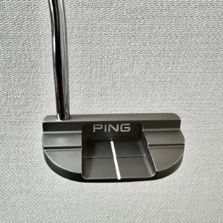 「ゴルフには“球技で最も飛距離を出せるダイナミックさ”と、“パターのような細かい動作”の相反する要素が必要とされ、そんな思い通りにならないところに魅力を感じています。PINGの“PLD ミルド パター DS72”は、構えやすさ、打感の柔らかさ、重さが特長で、リズム良く安定したストロークがしやすいところがお気に入り。スタジオや仕事場だけでなく、グリーンやフェアウェイでも映える男を目指しています」