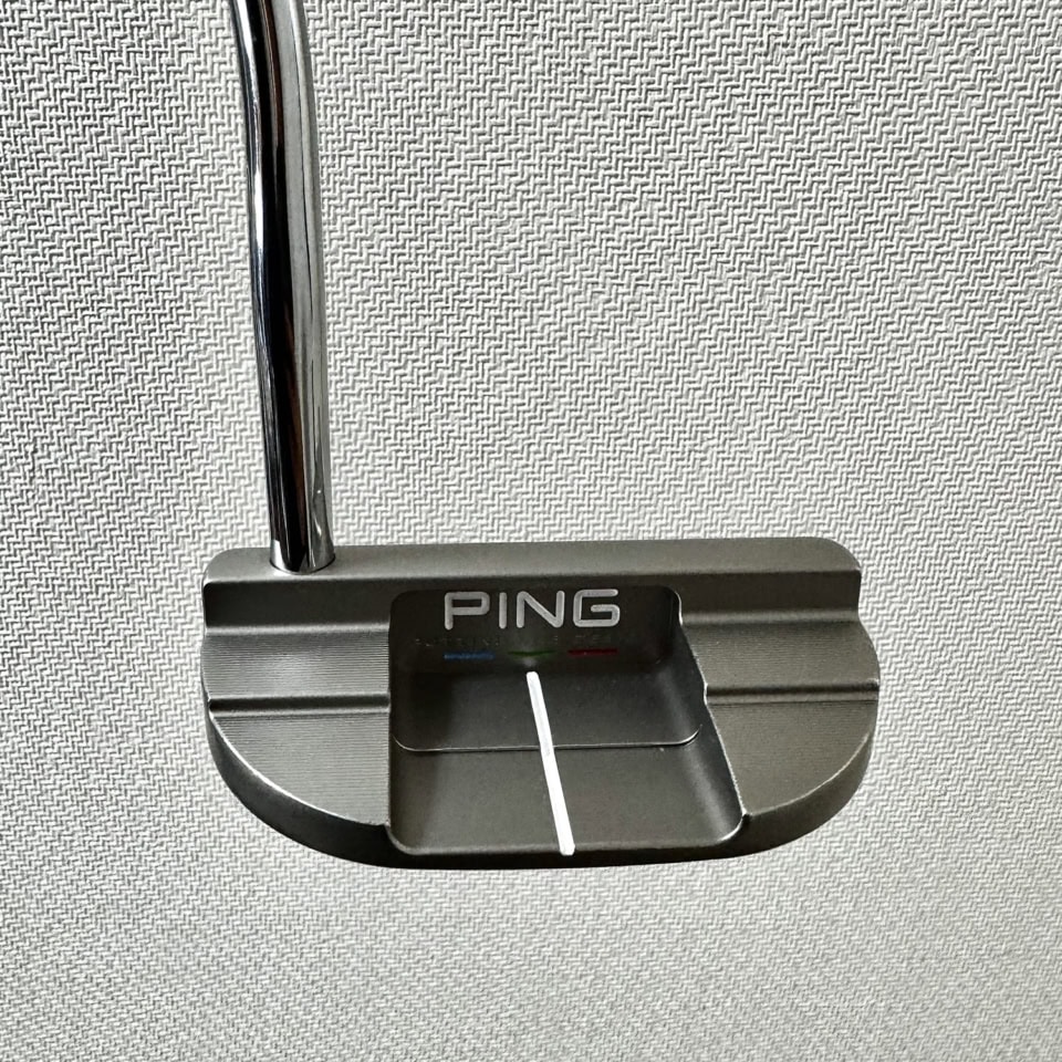 「ゴルフには“球技で最も飛距離を出せるダイナミックさ”と、“パターのような細かい動作”の相反する要素が必要とされ、そんな思い通りにならないところに魅力を感じています。PINGの“PLD ミルド パター DS72”は、構えやすさ、打感の柔らかさ、重さが特長で、リズム良く安定したストロークがしやすいところがお気に入り。スタジオや仕事場だけでなく、グリーンやフェアウェイでも映える男を目指しています」