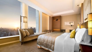 大阪屈指のラグジュアリーな内装。日本式バスルームも備えており、広々としたお部屋で快適なひとときが過ごせます。