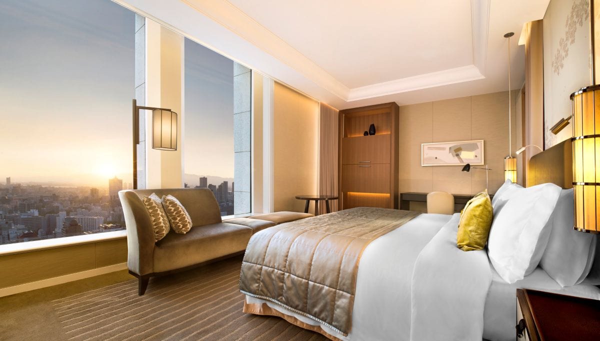 大阪屈指のラグジュアリーな内装。日本式バスルームも備えており、広々としたお部屋で快適なひとときが過ごせます。