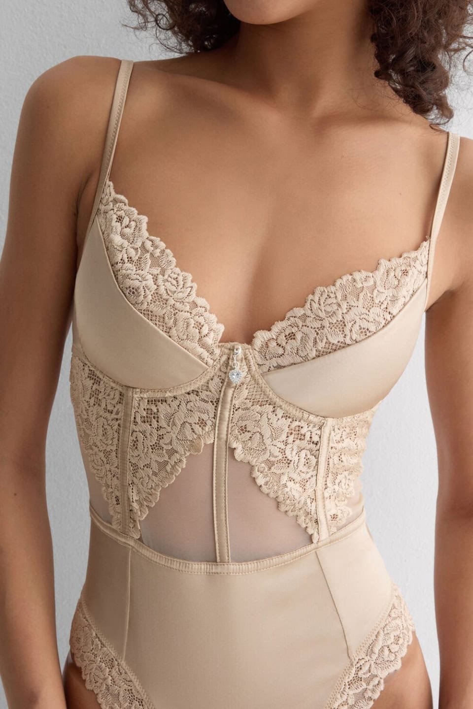 <30周年スペシャルコレクション「SILKY FLOWERS」> 30周年を記念したスペシャルコレクション。ブランドの象徴ともいえる「Pretty Flowers」と上質な「Silk」が融合した、特別なラインアップです。贅沢にシルクを使用した素材が肌をやさしく包み込み、Pretty Flowersの繊細なレースが、洗練されたロマンチックでセンシュアルな表情を演出。唯一無二の存在感と高級感を放つ、アニバーサリーにふさわしいコレクションです。