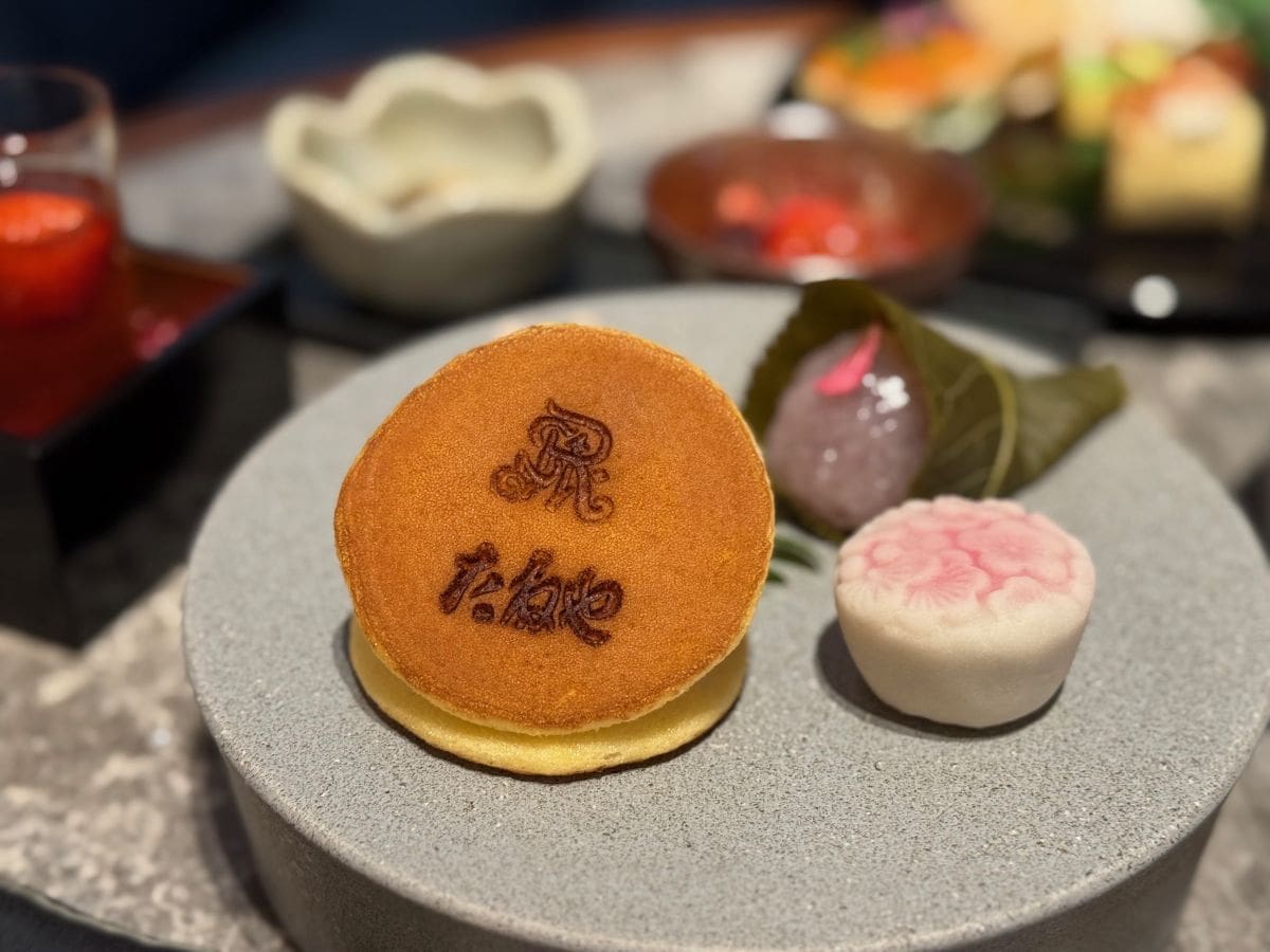 センターの「生どら いちご mini」は、ふんわりしたどやらき生地にきび砂糖を使用した生クリームといちごをトッピング。