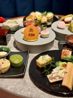 スウィーツは、全て「セント レジスホテル 大阪」のためだけにアレンジを加えた特別なもの。スタートはみずみずしいいちどと小豆茶のウェルカムドリンクから!