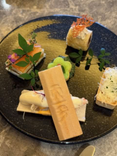 セイヴォリーはミントやしそなどのハーブをアクセントに和菓子の甘さを引き立てる名脇役としてナイスな活躍! 「たねや」のアイコン銘菓「ふくみ天平」のパリッとした最中種に「蟹とカリフラワーのムース」を入れたり、食感のハーモニーも印象的。