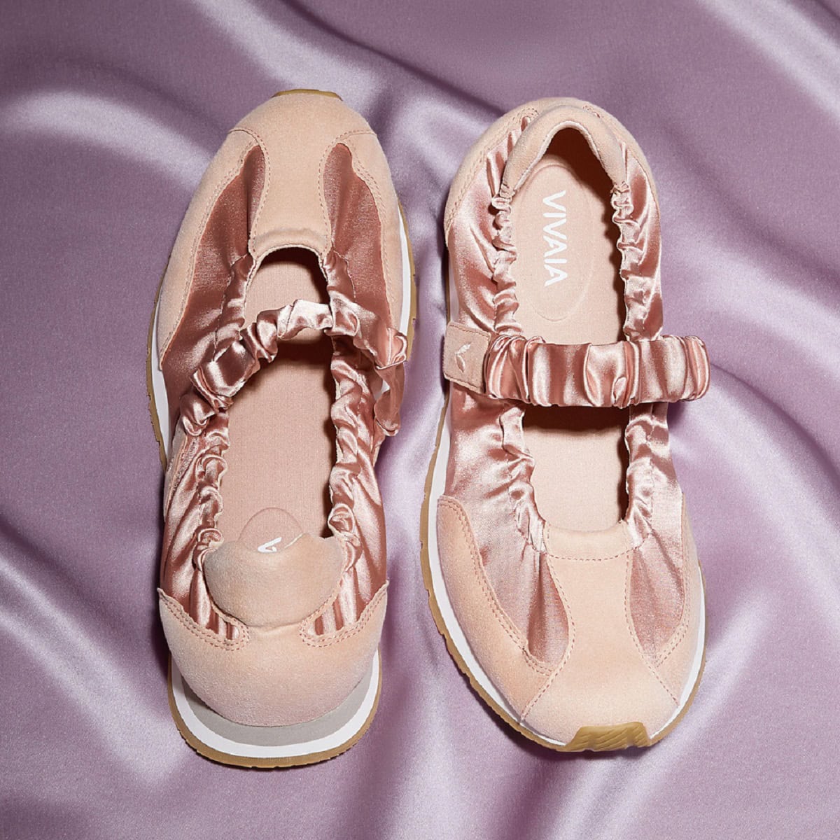 BALLET PINK ￥22,900（VIVAIA JAPAN）。ピンクのバレエシューズはまさしく春にぴったり！エレガントにもキレイ目にも、あえてのカジュアルにも使える一足です。