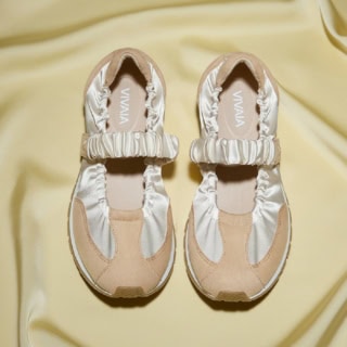 LIGHTGOLD ALMOND ¥22,900(VIVAIA JAPAN)。肌なじみがいいカラー。靴下とのカラーリングで春らしいスタイリングを楽しむのもあり。