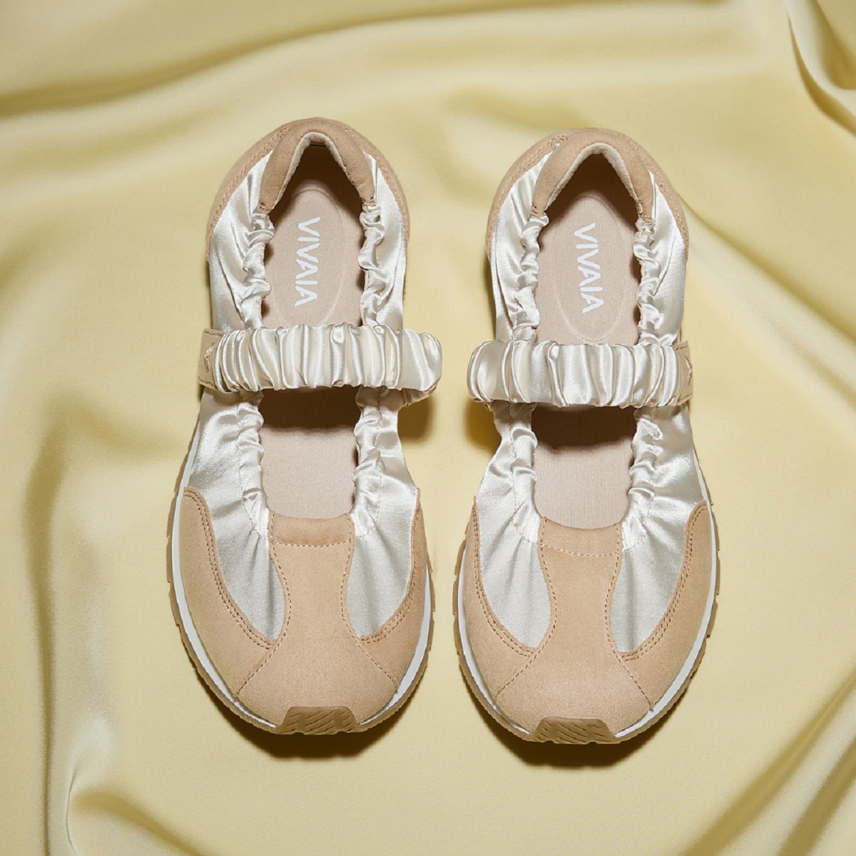 LIGHTGOLD ALMOND ￥22,900（VIVAIA JAPAN）。肌なじみがいいカラー。靴下とのカラーリングで春らしいスタイリングを楽しむのもあり。