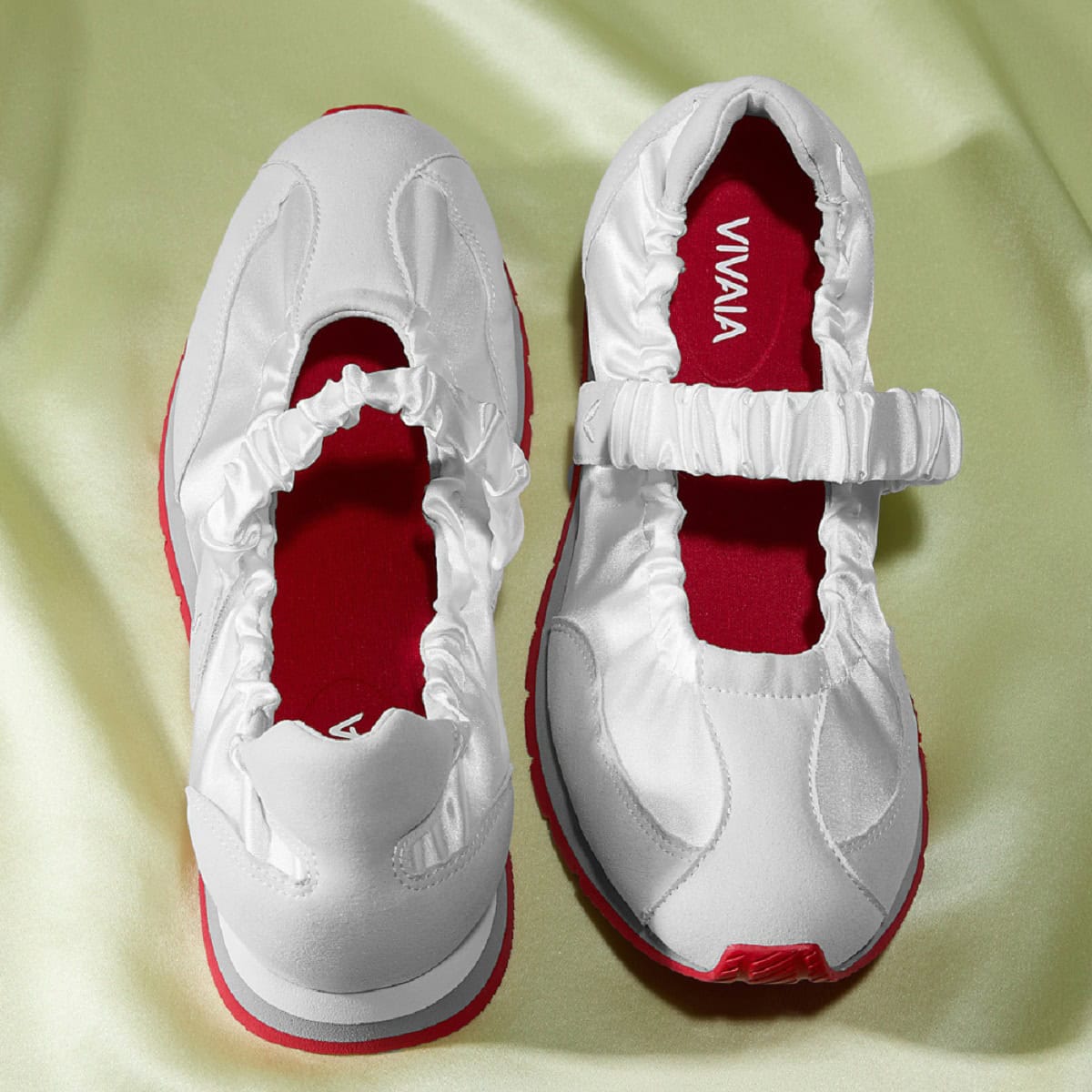 WHITE OFFGREY ￥22,900（VIVAIA JAPAN）。ポイントの赤が効いているカラー。スタイリングにちょっとスパイスが欲しい時にぴったり。