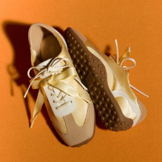 BUTTER YELLOW ¥21,900(VIVAIA JAPAN)。26SSのトレンドカラーを取り入れ、足下に春らしさをプラス。