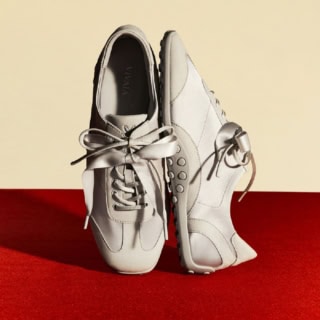 GREY SILVER ¥21,900(VIVAIA JAPAN)。服を選ばないベーシックな色なので、オン、オフ問わず一番使いやすい。