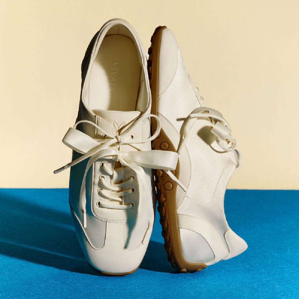 LIGHT GOLD ￥21,900（VIVAIA JAPAN）。春らしいトーンで、取り入れるだけで一気に今年らしさがあふれるスタイリングに。