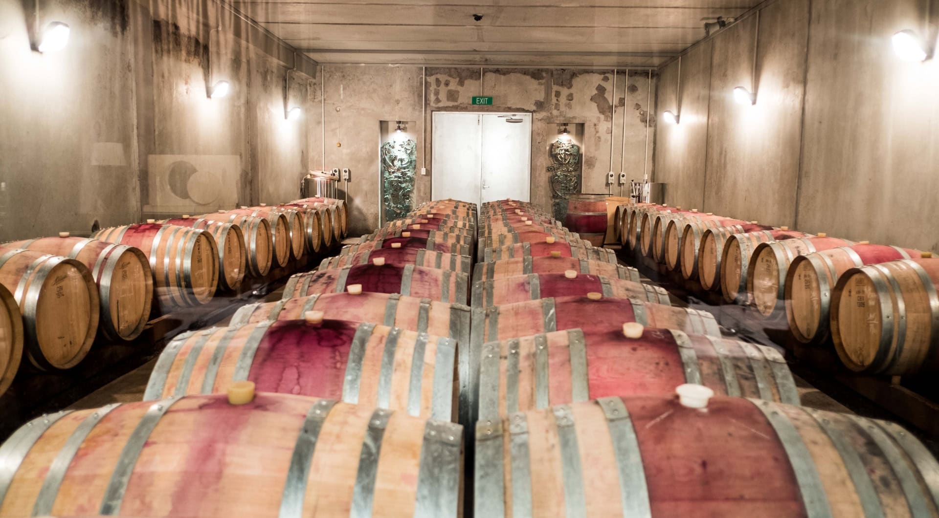 圧巻のワイン樽。こちらでは美味しい赤ワインが熟成されています！