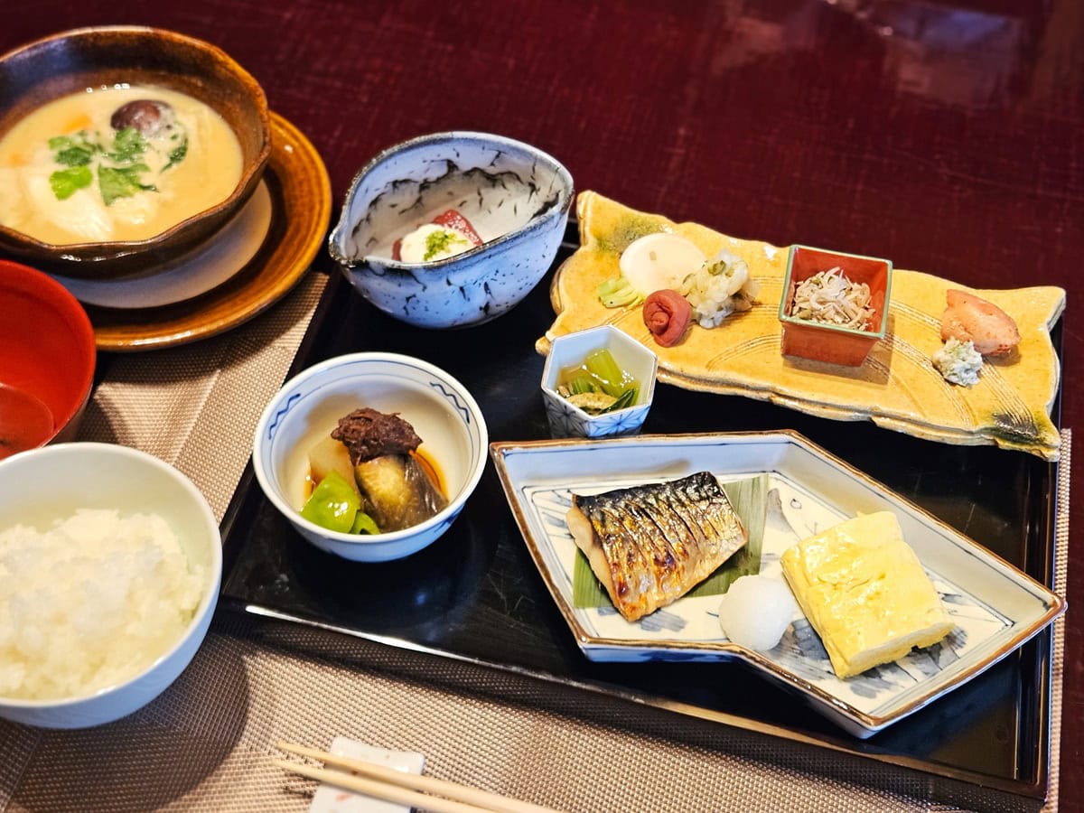 釜炊きごはんのお供が充実の幸せな朝食。