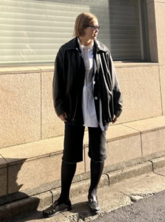 F.C. Real Bristol×金子眼鏡のアイウェア、NOUR HAMMOURのアウター、ヴィンテージのブレザー、トゥエモントレゾアのシャツとハーフパンツ、パラブーツのシューズ、アドリンヒューとフィリップオディベールのリング、プリークのネックレス、その他は全て本人私物