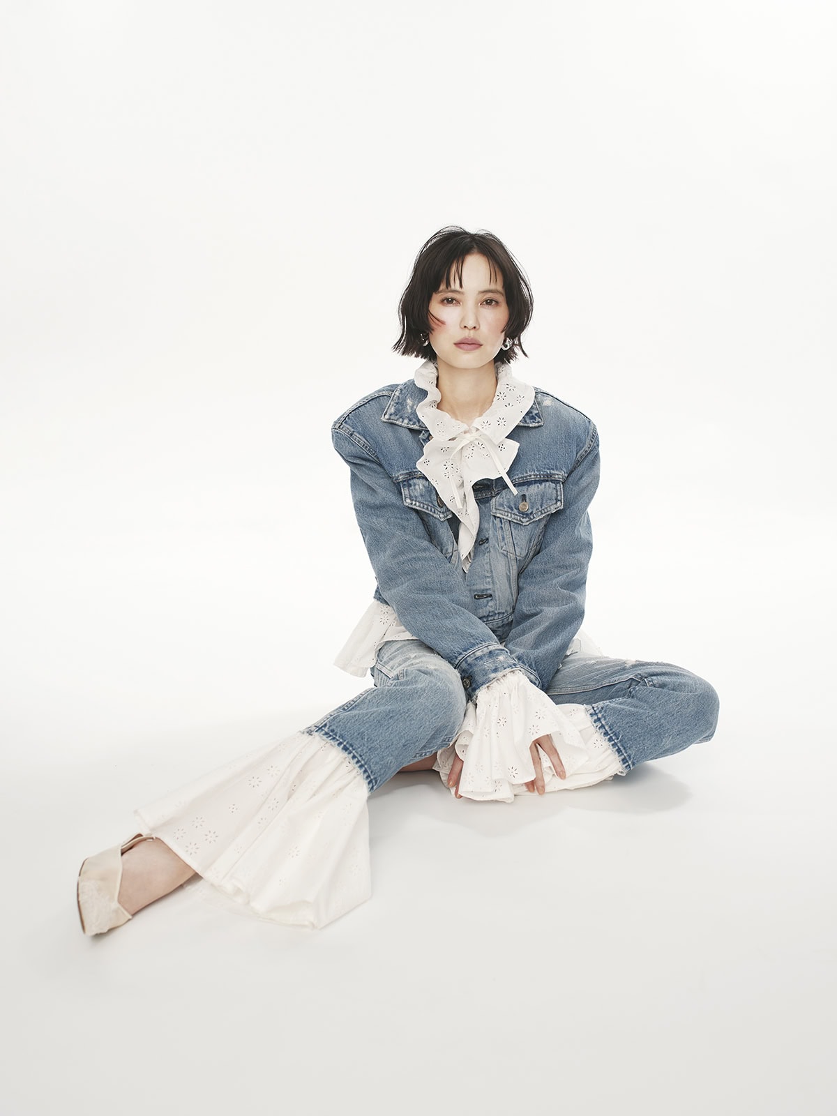 レースブラウス付きデニムジャケット¥110,000、レース付きデニムパンツ¥77,000（共にホリディ／フラッグシップサロンオフィス）、シングルピアス 各¥36,300（共にマリア ブラック／マリア ブラック 表参道店）、シューズ¥140,800※参考価格（ネオス／ザ・ウォール シールーム）