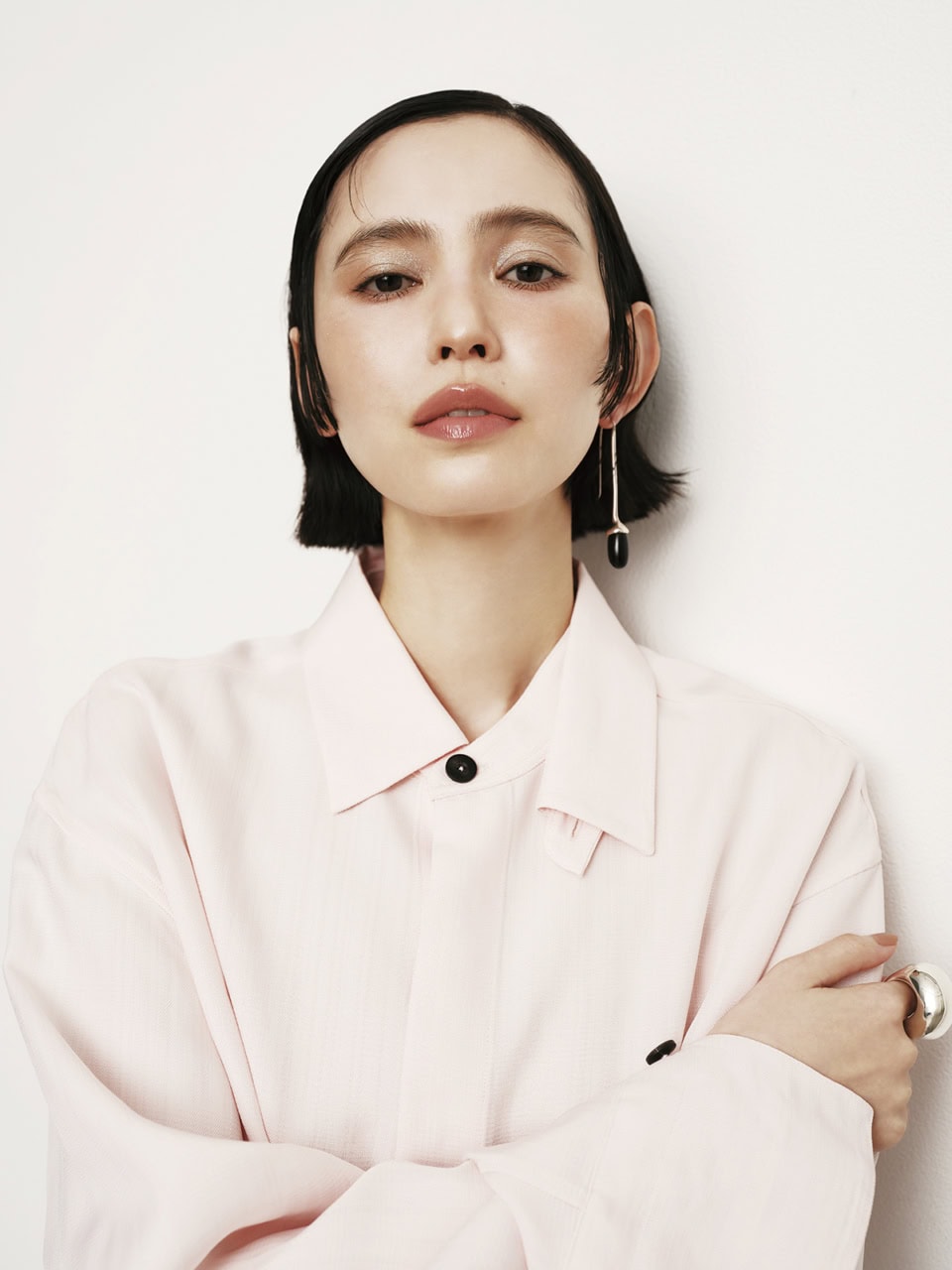 ブラウス¥70,400（ハルノブムラタ／ザ・ウォール ショールーム）、リング¥82,500（ノアーク／エスケーパーズオンライン）、ピアス※片方のみ着用 ¥147,400（ソフィー ブハイ／エスケーパーズ アナザーワールド）