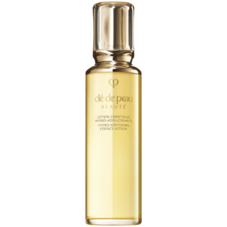 発酵美容成分を角層の奥に閉じ込め、濃密な潤いで肌をたっぷり満たす設計。ツヤが冴え、透明感が息づくような肌へ。170mL ¥14,300（クレ・ド・ポー ボーテ）