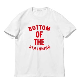 スエットの他、Tシャツも展開。首リブの強度を保つ 「ダブルステッチ」や毛羽立ちを抑える「コ ーマ糸」の採用、洗濯縮みを軽減するために縫製前に 「防縮加工」するなど、デザインのみならず丈夫さにもこだわった1枚。サイズはXS~XL。8回の裏Tシャツ¥7,700(Fmill Studio)