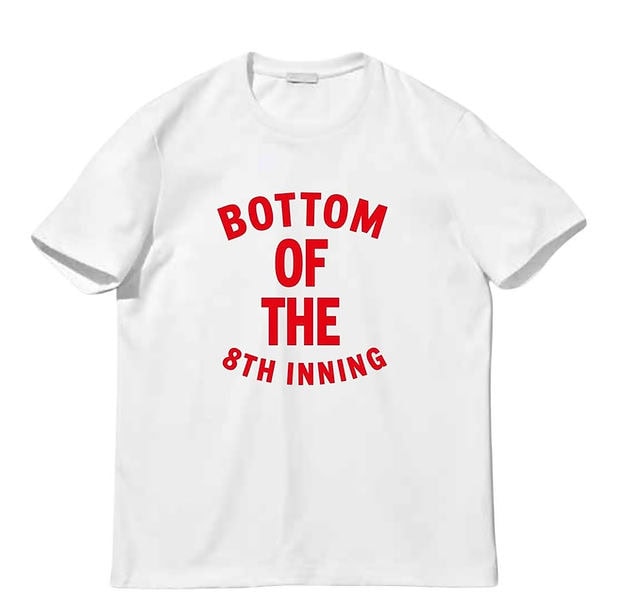 スエットの他、Tシャツも展開。首リブの強度を保つ 「ダブルステッチ」や毛羽立ちを抑える「コ ーマ糸」の採用、洗濯縮みを軽減するために縫製前に 「防縮加工」するなど、デザインのみならず丈夫さにもこだわった1枚。サイズはXS～XL。8回の裏Tシャツ￥7,700（Fmill Studio）