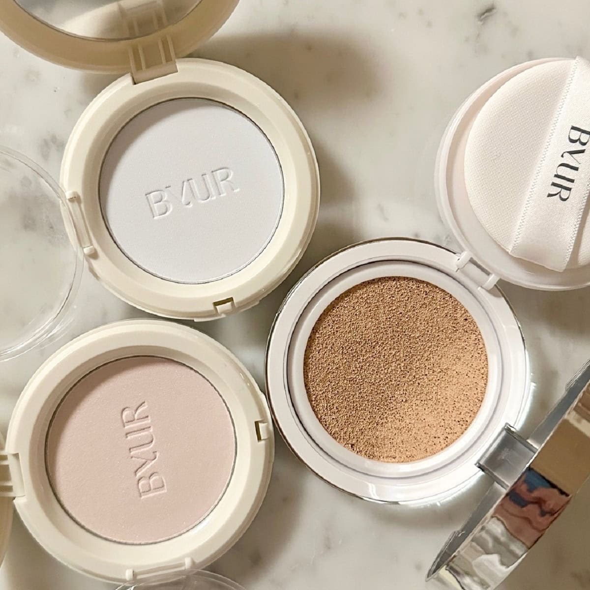 左上：セラムフィット ノーセバムプレストパウダー 01 ブルー ¥2,530（バイユア）、左下：セラムフィット ノーセバムプレストパウダー 01 ピンク ¥2,530（バイユア）、右：セラムフィット フルカバー グロークッション V2 SPF50+・PA++++ 全6色 ¥3,960（バイユア）※3月12日発売