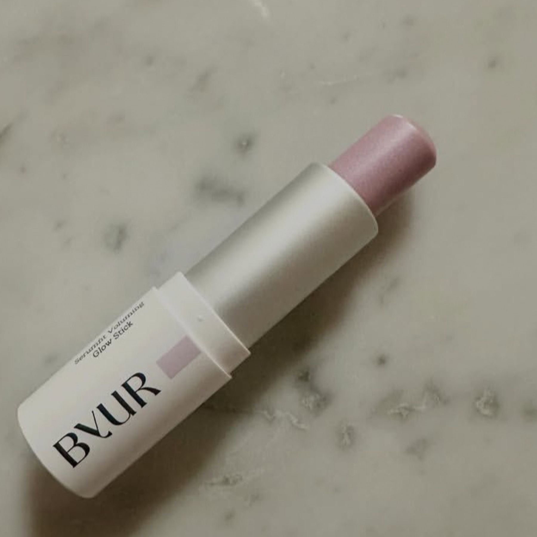 セラムフィット ボリューミング グロースティック 06 ¥2,090（バイユア）※3月12日発売。光をキャッチしてツヤと立体感を演出するグロースティックに待望の新色が登場！