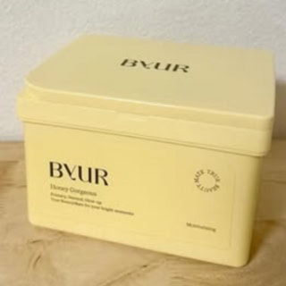 プランプハニー デイリーアクアセラムマスク V1 30枚入り ¥2,420(バイユア)。3種のハチミツ成分、ナイアシンアミド、5種のヒト型セラミドに加え、酵母菌で低温発酵させた低分子の発酵ハチミツと韓国発酵エキスを新たに配合。