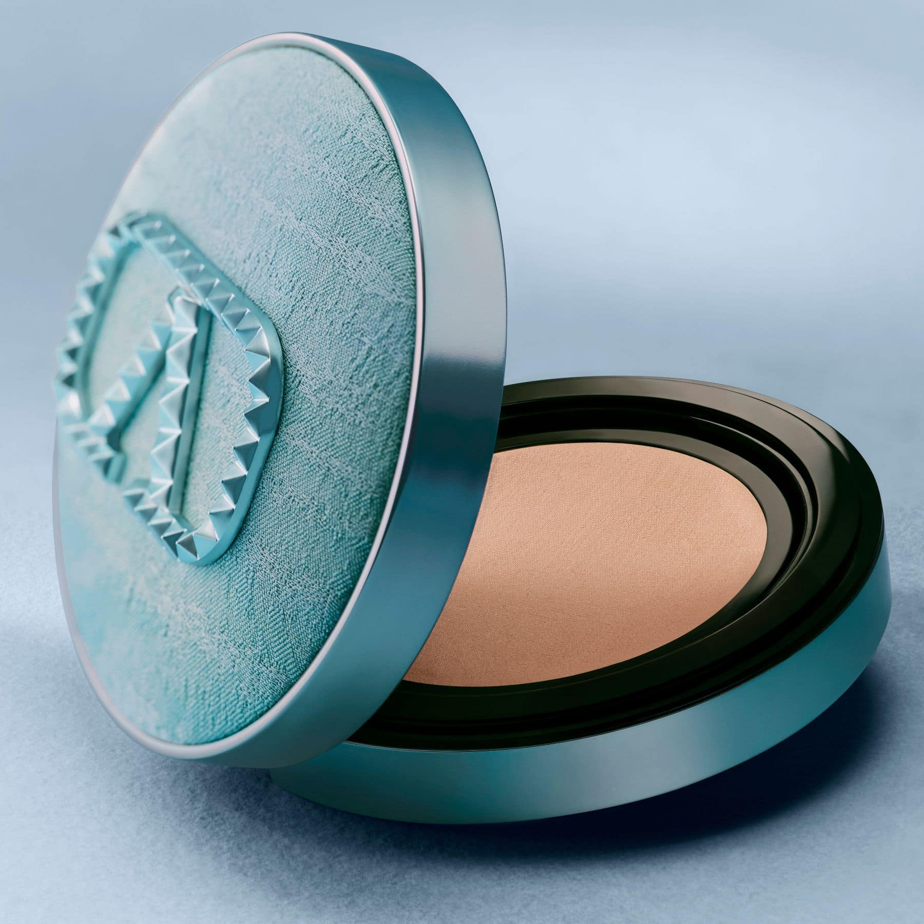 Go クッション グロウ シエル バロック 全3色 ￥13,090（ヴァレンティノ ビューティ）※3月4日限定発売。光を反射して、さまざまな肌悩みをカバーしながら、みずみずしく立体的なツヤ感を実現。